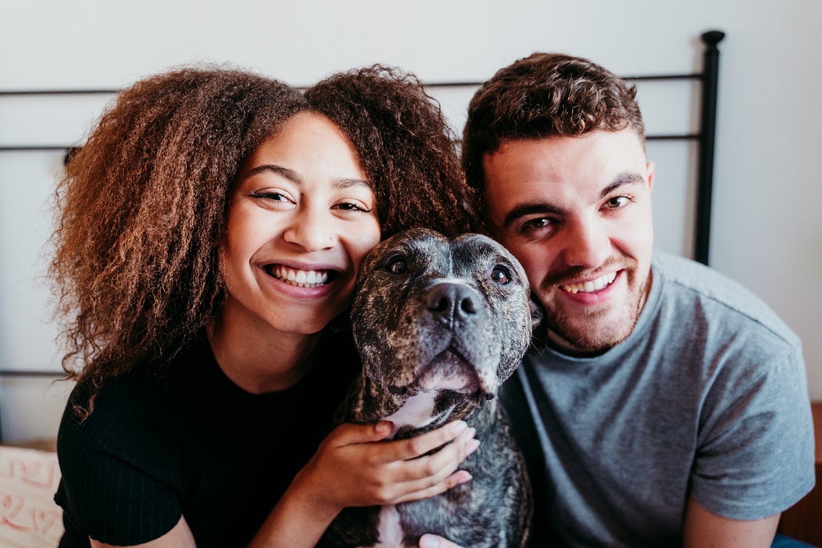 Pareja con su mascota en casa