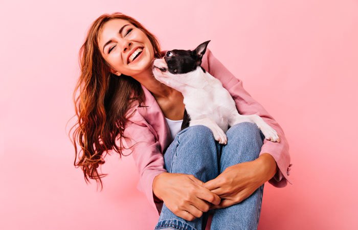 Familia feliz con su mascota